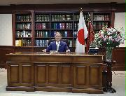 総裁室で写真撮影に応じる自民党の菅義偉総裁＝１４日午後、東京都千代田区の自民党本部（桐山弘太撮影）