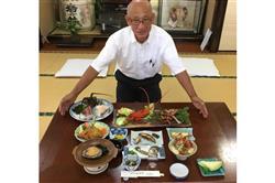 祭り期間中にイセエビの刺し身が付く通常の宿泊プランを利用すると、さらに２匹分のイセエビ料理が提供される＝御宿町の旅館「かのや」