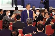 自民党総裁に選出され、一礼する菅義偉官房長官＝１４日午後、東京都港区（川口良介撮影）