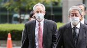 初公判のため東京地裁に入る日産自動車元代表取締役のグレゴリー・ケリー被告（左）＝１５日午前、東京都千代田区（代表撮影）