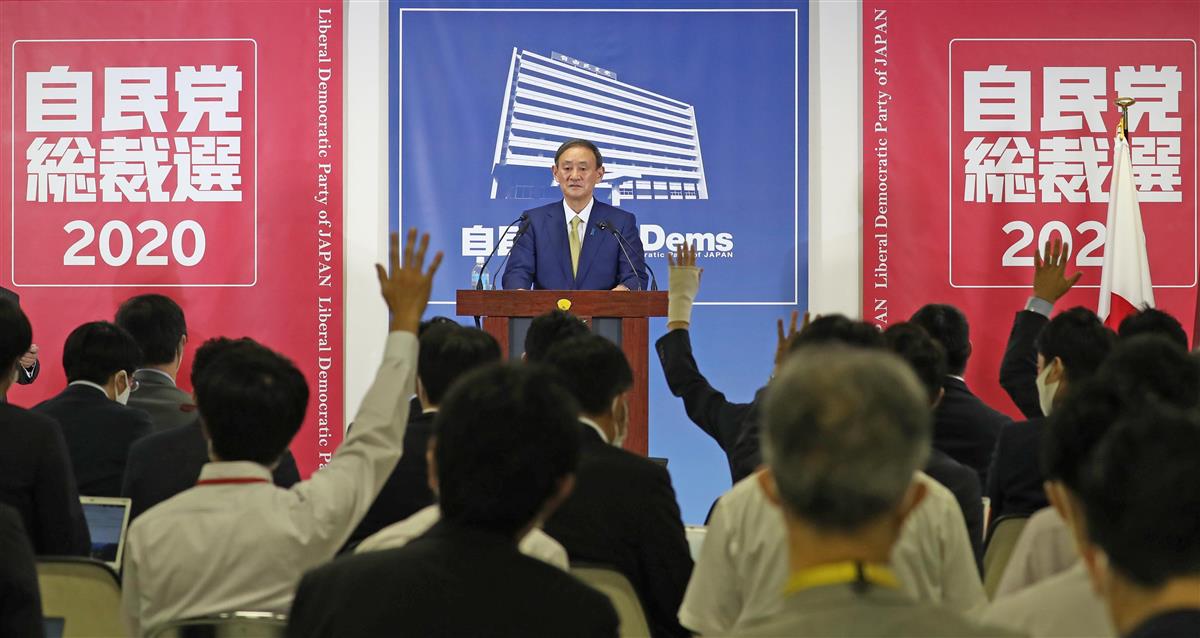 総裁に選出され会見に臨む自民党の菅義偉総裁。記者の質問に応じた＝１４日午後、東京都千代田区の自民党本部（桐山弘太撮影）