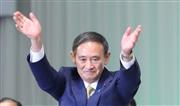 自民党総裁選挙で新総裁に選出され会場の祝福に応える菅義偉官房長官＝１４日午後、東京都港区・グランドプリンスホテル新高輪（春名中撮影）