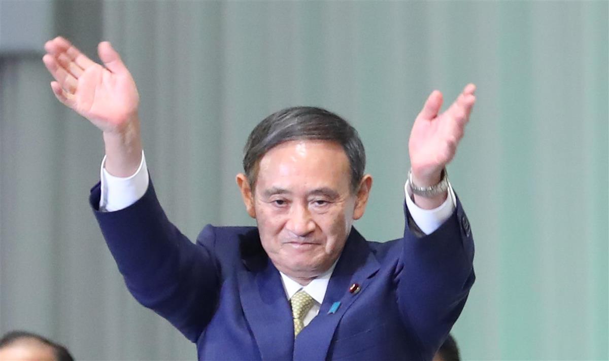 自民党総裁選挙で新総裁に選出され会場の祝福に応える菅義偉官房長官＝１４日午後、東京都港区・グランドプリンスホテル新高輪（春名中撮影）