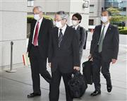　初公判のため、東京地裁に入る日産自動車の元代表取締役グレゴリー・ケリー被告（左端）と弁護団＝１５日（代表撮影）