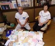 多数のファンレターやお悔みの手紙を前に、志村けんさんの思い出を語る兄・志村知之さん（左）夫妻=東京都東村山市