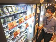 ファミリマートが展開する自動販売システム「ＡＳＤ」。省スペースにコンビニエンスストアの人気商材が並ぶ＝９月上旬、東京都新宿区（佐久間修志）