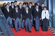 菅義偉内閣が発足し、記念撮影に臨む閣僚ら　＝１６日午後、首相官邸（佐藤徳昭撮影）