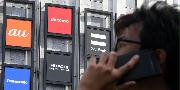 携帯大手３社の看板（川口良介撮影）