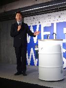 水処理ベンチャーのＷＯＴＡ（ウォータ）が開発した独立型手洗い機「ＷＯＳＨ（ウォッシュ）」と前田瑶介社長＝２５日、東京都中央区（松村信仁撮影）