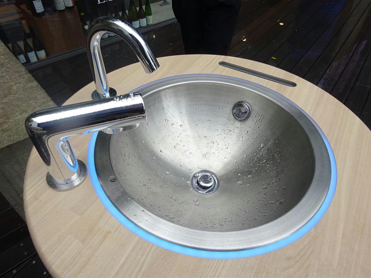 水処理ベンチャーのＷＯＴＡ（ウォータ）が開発した独立型手洗い機「ＷＯＳＨ（ウォッシュ）」。細長い穴にスマートフォンを差し込むと、スマホの除菌もしてくれる＝２５日、東京都中央区（松村信仁撮影）