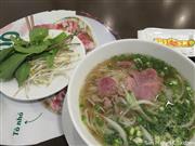 各食事は紙袋に入った使い捨て容器で提供。ホテル飯にはフォーも登場