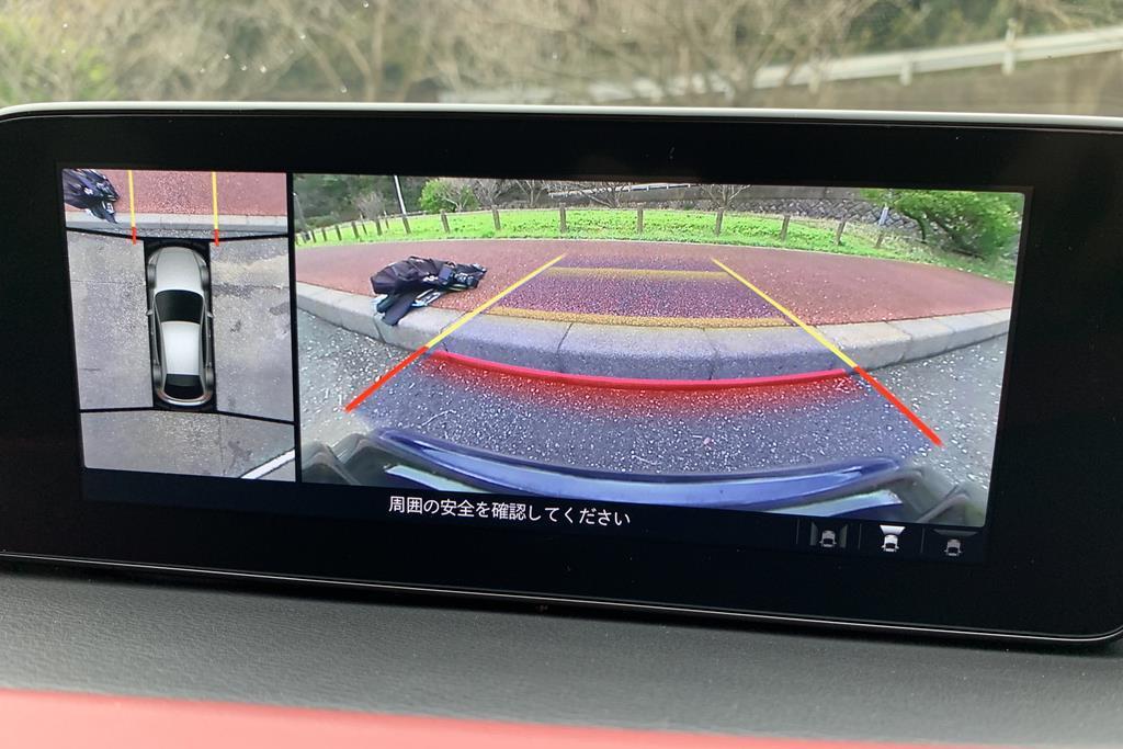 センターディスプレーに映し出された360°ビュー・モニター。後退時はもちろん、前進時もブラインドスポットを映像で確認できる