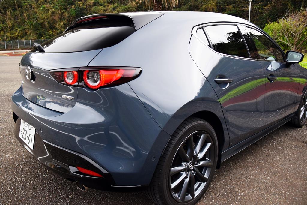 ボディの「面」を使った光と影の移ろいが躍動感を演出する