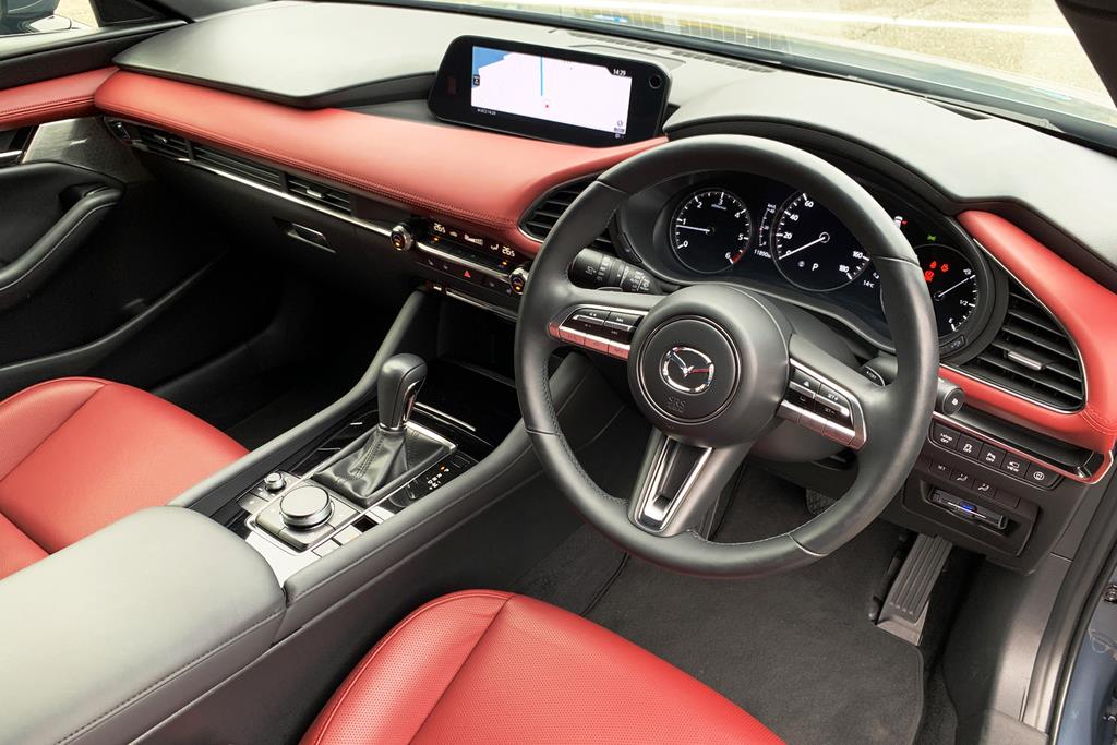 レッドの合皮やメッキを組み合わせたインテリア。シンプルに洗練された空間だ。ステッチなどの丁寧な作りこみやソフトパッドの触り心地からは「温もり」や「感情」が感じられる