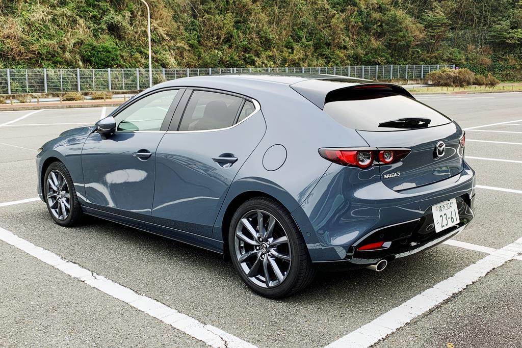 この角度、この高さから眺めるMAZDA3は究極的に美しく、惚れ惚れする