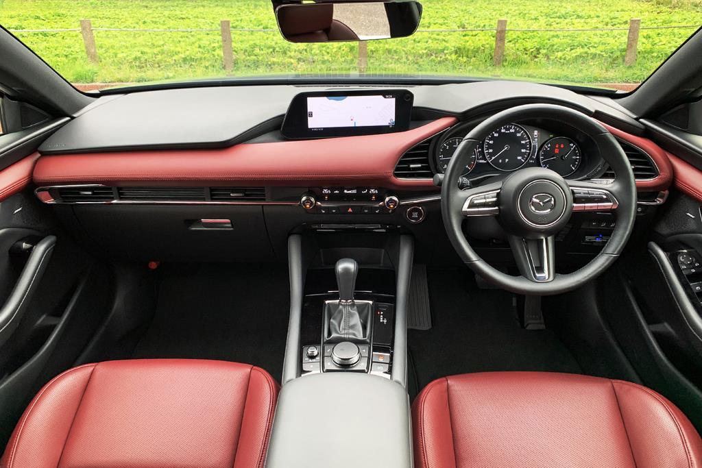 シンプルなフロントシート周り。お洒落なレッドカラーが映える