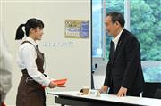 福島県立ふたば未来学園中学校・高校の生徒（左）と話す菅首相＝２６日午後２時３４分、福島県広野町（代表撮影）