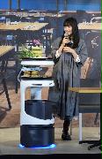 ソフトバンクロボティクスの配膳ロボット「Ｓｅｒｖｉ（サービィ）」をＰＲする俳優の広瀬すずさん＝２８日、東京都港区（高木克聡撮影）