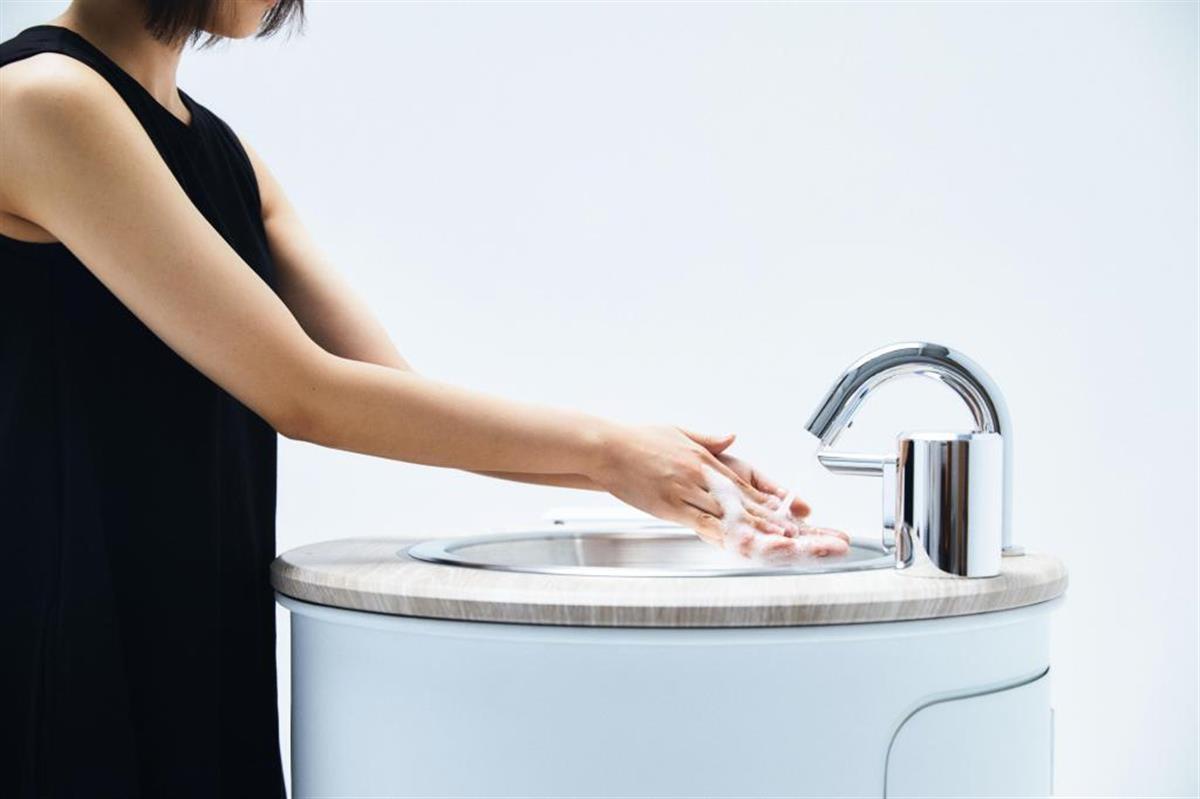 豊田合成が開発した新型コロナウイルスを除去する発光ダイオードを組み込んだ、ベンチャー企業「ＷＯＴＡ」が手掛ける可動式の手洗いスタンド