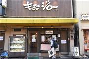 キッチンジロー外神田店には開店最後の９月３０日、ひっきりなしに客が訪れた＝千代田区外神田