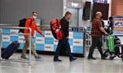 全世界からの入国制限が緩和される中、関西国際空港に到着した外国人ら