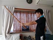 ブラジルとオンラインでつながり、指導する中武さん＝宮崎市内