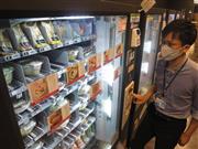 ファミリーマートが展開する自販機コンビニ「ＡＳＤ」。省スペースにコンビニエンスストアの人気商材が並ぶ＝東京都新宿区