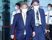 出邸する菅義偉首相＝８日午前、首相官邸（春名中撮影）