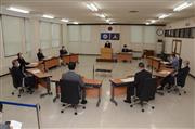 文献調査への応募検討を求める請願を採択した北海道・神恵内村議会＝８日（代表撮影）