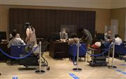 ホテルにチェックインする宿泊客ら＝和歌山県白浜町の白良荘グランドホテル