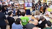 文学ファンらと一緒に２０２０年のノーベル文学賞発表を見守るため、東京・新宿の紀伊国屋書店ではパブリックビューイングが設けられた。真剣な表情で発表を見守るファンら＝８日午後、東京都新宿区（三尾郁恵撮影）
