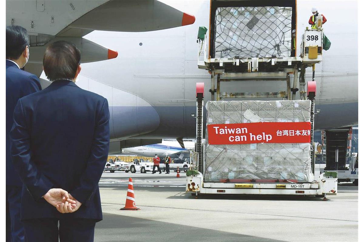 成田空港に到着した貨物機から降ろされる、台湾から寄贈されたマスク＝４月２１日