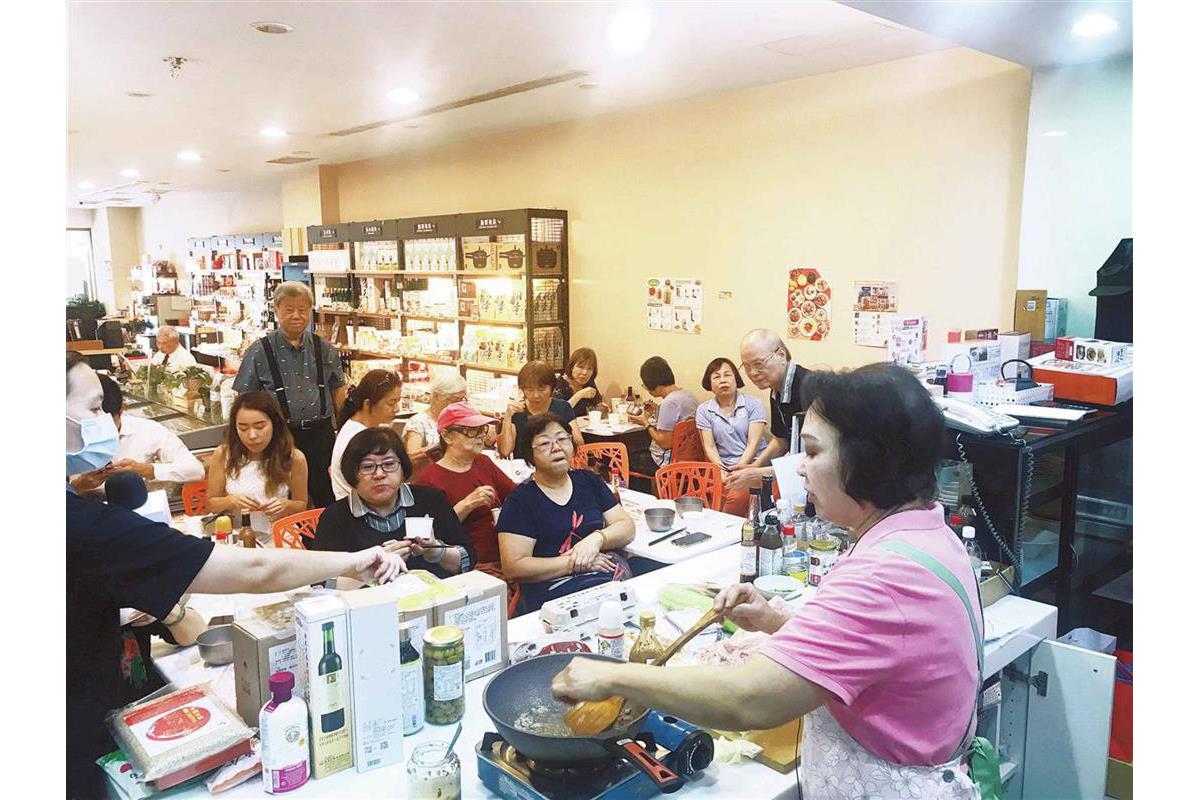 台北市内のスーパーで開かれた日本料理教室＝９月９日（矢板明夫撮影）