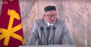 ユーチューブで公開された朝鮮中央テレビの画像。平壌で行われた軍事パレードで演説する金正恩朝鮮労働党委員長