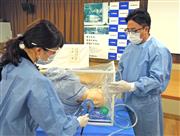 フィルムの差込口から内視鏡を入れる＝８月２４日、香川大学