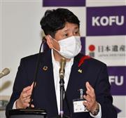 記者会見する甲府市の樋口雄一市長＝１２日、市役所（渡辺浩撮影）