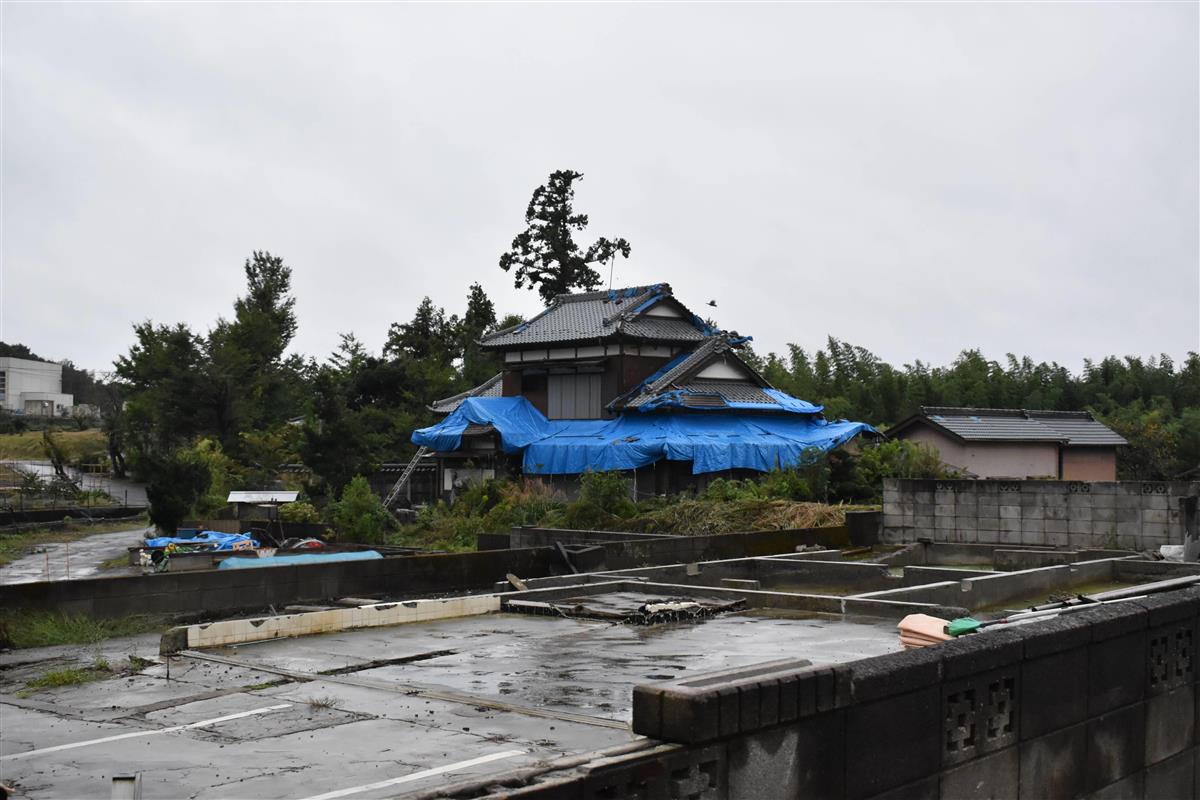 突風の被害を受け、現在も基礎だけになっている住宅跡地（手前）と屋根にビニールシートが被せられたままになっている住宅（奥）＝８日、市原市永吉（長橋和之撮影）