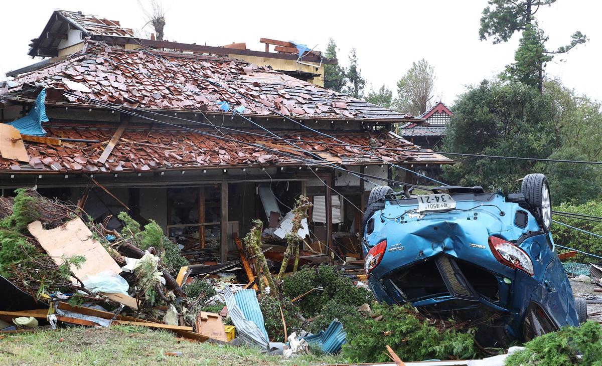 竜巻と見られる強風により被害を受けた直後の市原市永吉付近では、家屋が倒壊していた＝令和元年１１月、市原市（納冨康撮影）