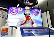 都営大江戸線新宿西口駅に設置されたロボットコンシェルジュ「ＡＲＩＳＡ（アリサ）」＝１４日午前、東京都新宿区（納冨康撮影）
