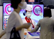 都営大江戸線新宿西口駅に設置されたロボットコンシェルジュ「ＡＲＩＳＡ（アリサ）」＝１４日午前、東京都新宿区（納冨康撮影）