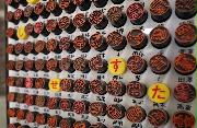 印章店に並ぶさまざまな名前のはんこ
