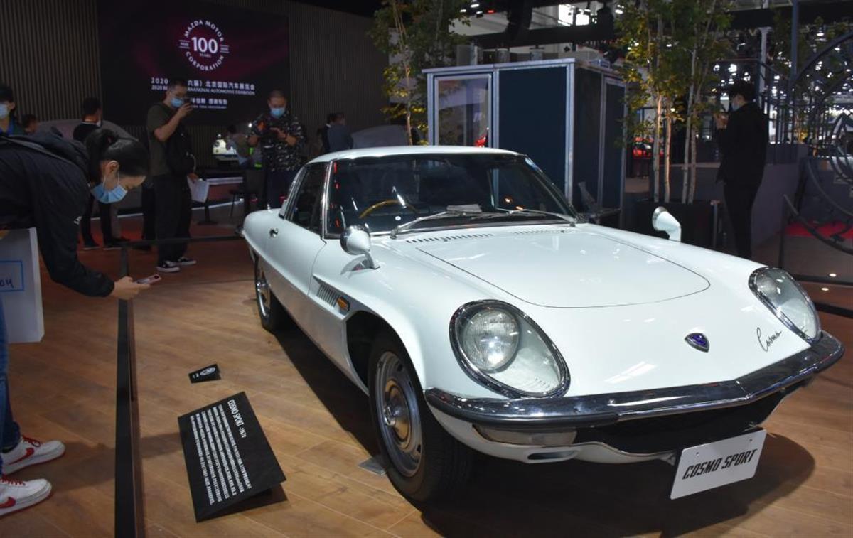 マツダが１９６７年に発売した「コスモスポーツ」。中国メディアも興味深そうに取材していた（三塚聖平撮影）