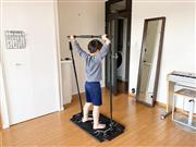 家で40種類以上のトレーニングができるポータブルフィットネスジム。このように子どもでも手軽に使うことができます（筆者提供）