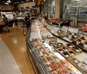 さまざまなエビが売られているスーパー