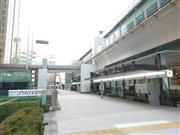 大企業本社正面に立地するBRTステーション