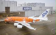 ＡＮＡが納入を１年遅らせるエアバスの超大型機「Ａ３８０」３号機＝１月、独ハンブルクのエアバス工場（エアバス提供）
