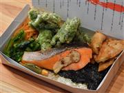 季節限定の「海苔弁『秋』」。マツタケが添えられ、深まる秋を感じさせてくれる