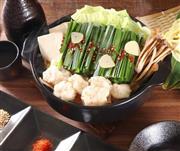 楽天市場で人気が高い、博多もつ鍋　炭火ホルモン焼「黄金屋」の１人用の国産牛もつ鍋セット。価格は９９９円（税込み・送料別）　（写真は調理例）