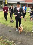 青森県の動物愛護センターでのボランティア研修に新入社員と参加したアイペットホールディングスの山村鉄平代表取締役ＣＥＯ（中央）＝２０１９年７月