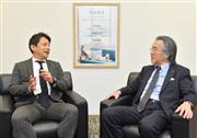 対談するアイペットホールディングスの山村鉄平代表取締役ＣＥＯ（左）と日本工業新聞の鶴田東洋彦社長